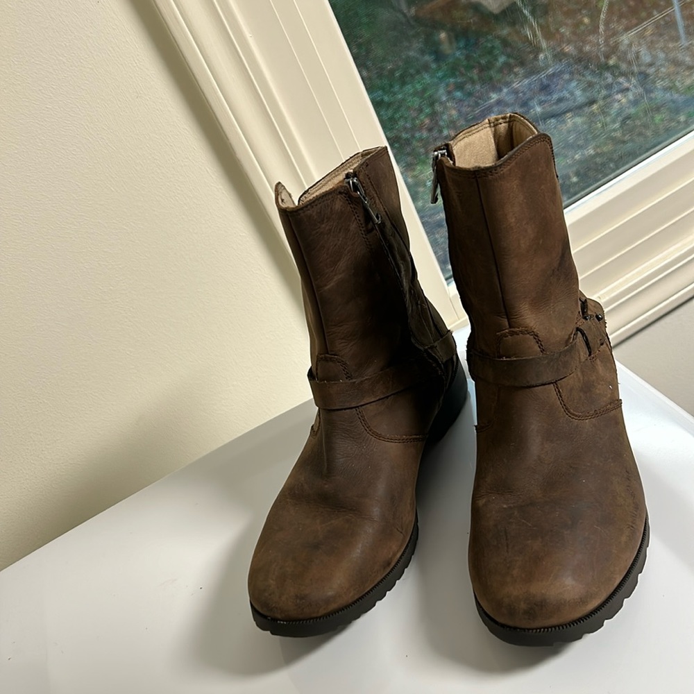 Teva Delavina Ladies 9.5  distressed brown leather boots, waterproof, gd.cond.